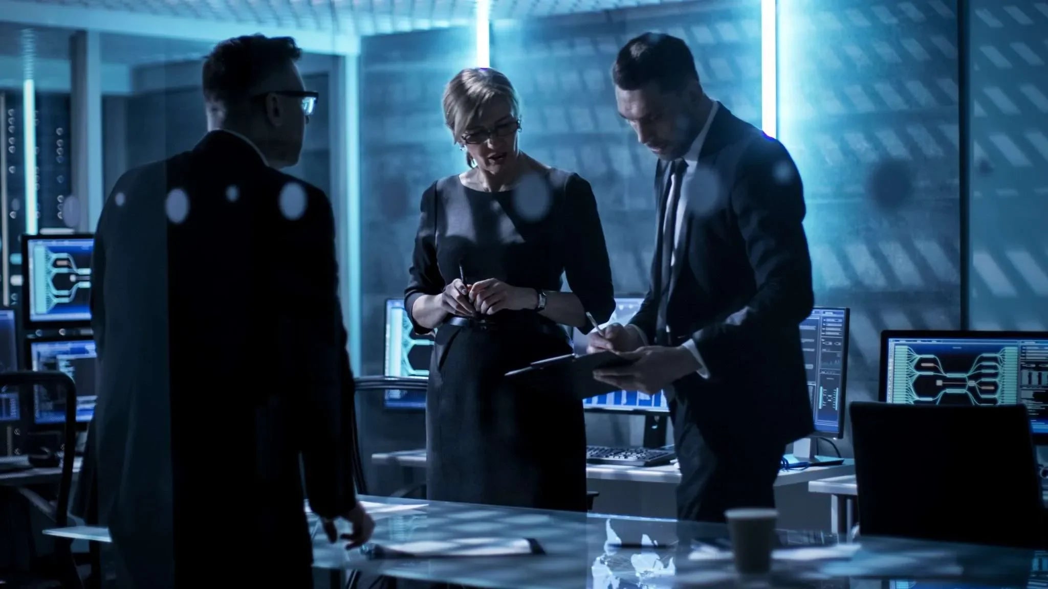 3 investigatori privati, due uomini e una donna, in studio si confrontano su un servizio di indagine privata