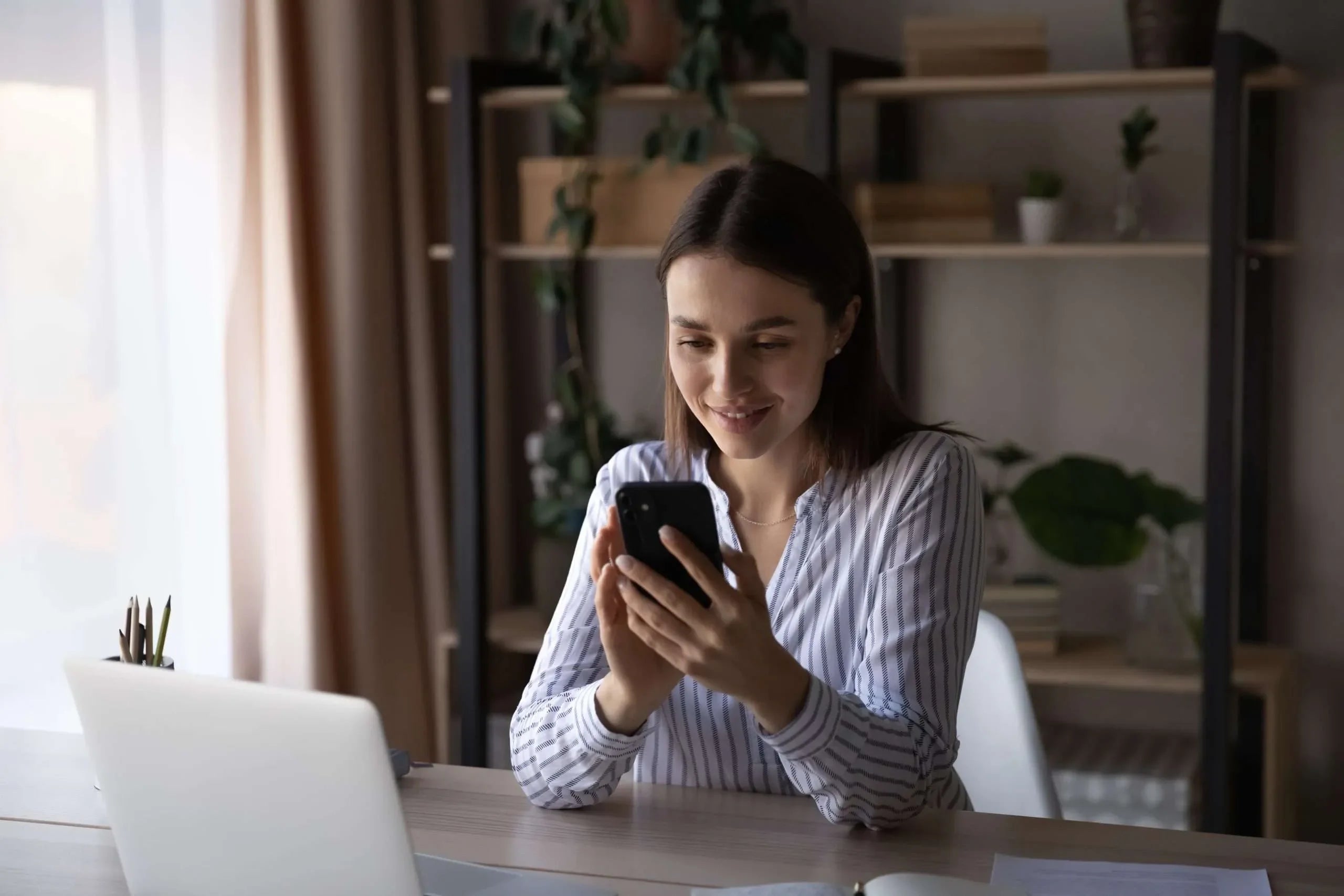 Investigatore-privato-donna-felice-di-aver-ripreso-la-sua-vita-in-mano-scaled_jpg - Leonardo International Investigation