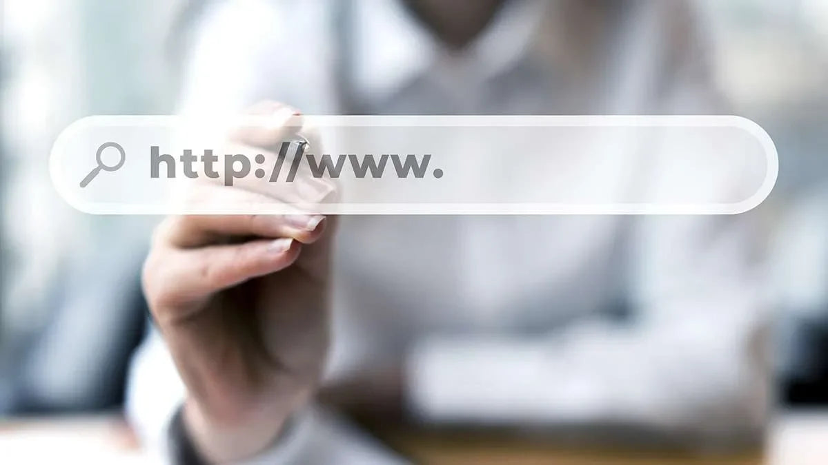 Mano indica simbolo barra di ricerca web, simbolo di indagini per bullismo e cyber bullismo.