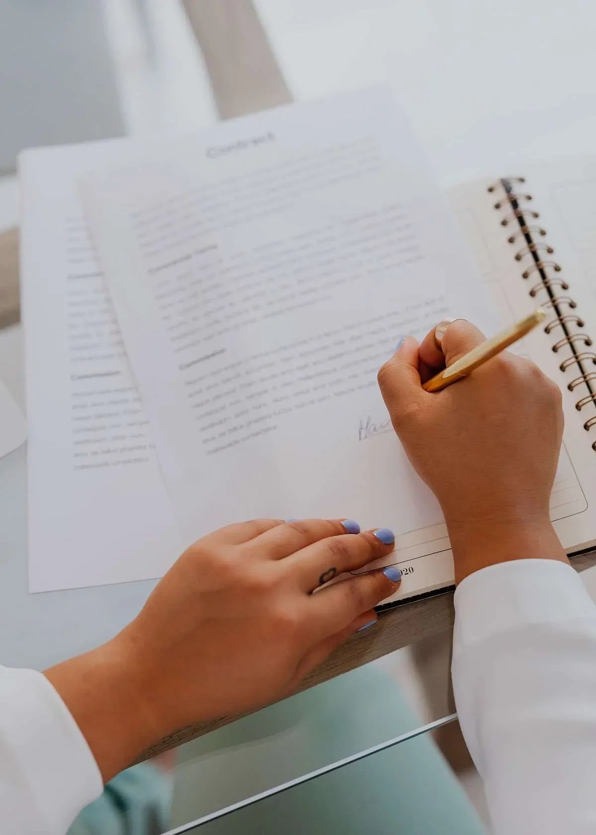 Mani con smalto firmano un contratto per un servizio di investigazione privata