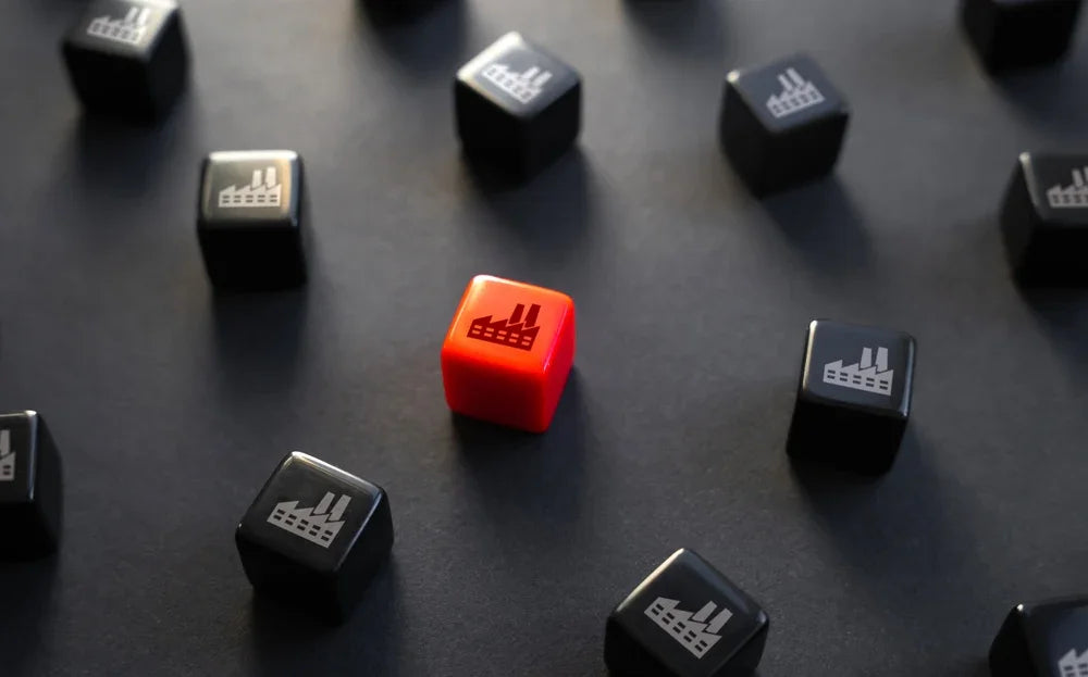 Immagine raffigurativa per servizio di investigazione privata due diligence.
Dadi neri e un dado rosso, su ogni dado è raffigurata l' icona rappresentativa di uno stabilimento aziendale.
