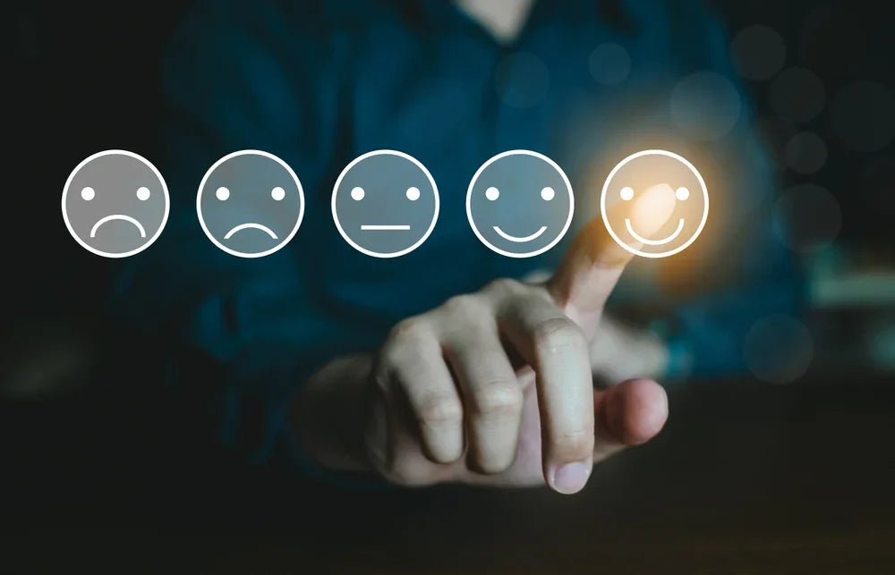 Faccine che vanno da insoddisfatto a molto soddisfatto. una mano sta toccando la faccina da molto soddisfatto per il servizio di ricerca OSINT dell' investigatore privato