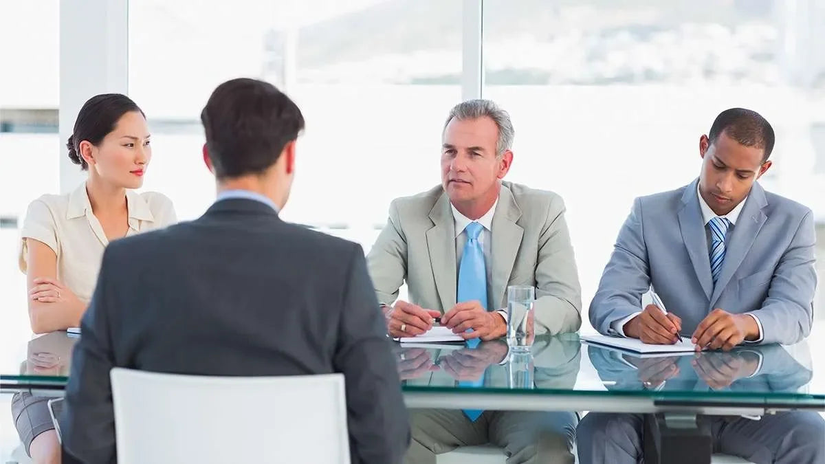 Colloquio formale tra dirigenti, manager e investigatore privato. Simbolo di indagini societarie e verifica assetti aziendali.