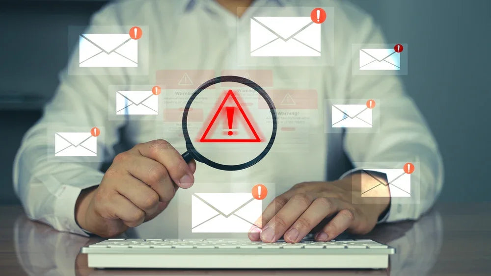 Analisi si attività sospette su dispositivi aziendali con simboli di allerta e indagine informati.