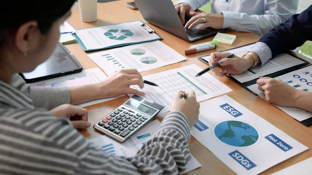 Team di esperti che analizza grafici su documentazioni