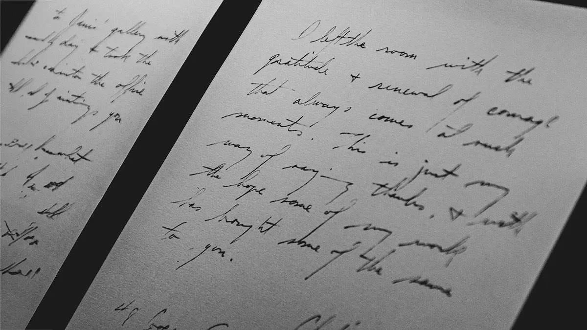 Documento scritto a mano con penna stilografica in corsivo. Simbolo di indagini e perizia grafologica dell' investigatore privato.